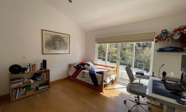 Casa con doble seguridad y vista al bosque a 5 mins de la caseta de acceso