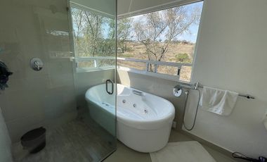 Casa con doble seguridad y vista al bosque a 5 mins de la caseta de acceso