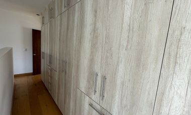 Casa con doble seguridad y vista al bosque a 5 mins de la caseta de acceso