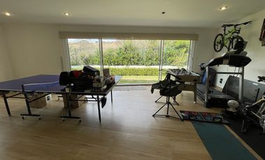 Casa con doble seguridad y vista al bosque a 5 mins de la caseta de acceso