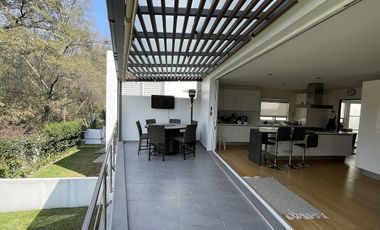 Casa con doble seguridad y vista al bosque a 5 mins de la caseta de acceso