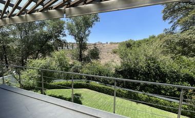 Casa con doble seguridad y vista al bosque a 5 mins de la caseta de acceso