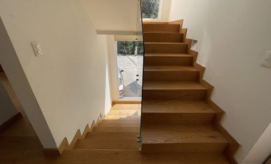 Casa con doble seguridad y vista al bosque a 5 mins de la caseta de acceso