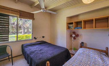 Casa quinta de 3 dormitorios con amplio jardín en Funes