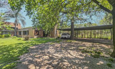 Casa quinta de 3 dormitorios con amplio jardín en Funes