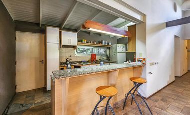 Casa quinta de 3 dormitorios con amplio jardín en Funes