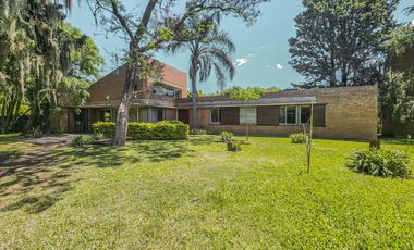 Casa quinta de 3 dormitorios con amplio jardín en Funes