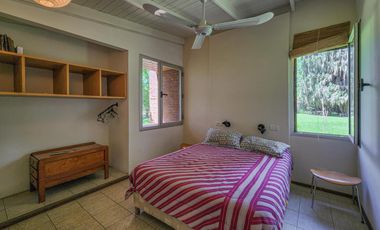 Casa quinta de 3 dormitorios con amplio jardín en Funes