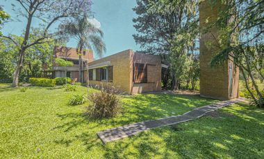 Casa quinta de 3 dormitorios con amplio jardín en Funes