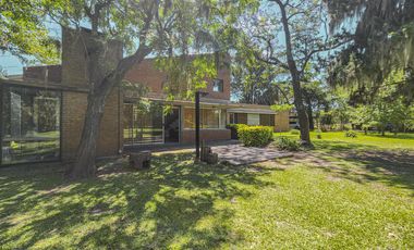 Casa quinta de 3 dormitorios con amplio jardín en Funes