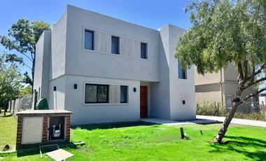 Casa en  Santa Elena, Pilar del este