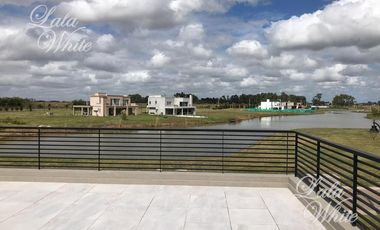 Casa en alquiler con vista a la laguna en La Providencia