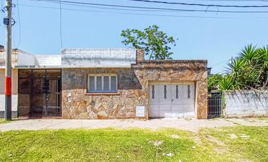 Casa para reciclar o demoler en amplio terreno en Granadero Baigorria