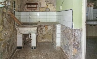 Casa para reciclar o demoler en amplio terreno en Granadero Baigorria