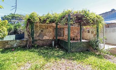 Casa para reciclar o demoler en amplio terreno en Granadero Baigorria