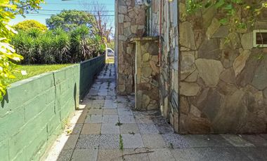 Casa para reciclar o demoler en amplio terreno en Granadero Baigorria