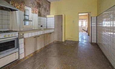 Casa para reciclar o demoler en amplio terreno en Granadero Baigorria