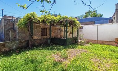 Casa para reciclar o demoler en amplio terreno en Granadero Baigorria