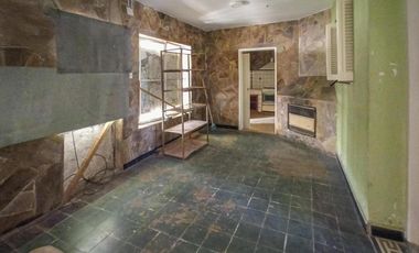 Casa para reciclar o demoler en amplio terreno en Granadero Baigorria