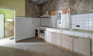 Casa para reciclar o demoler en amplio terreno en Granadero Baigorria