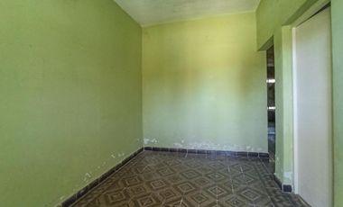 Casa para reciclar o demoler en amplio terreno en Granadero Baigorria