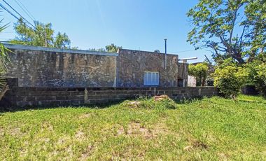 Casa para reciclar o demoler en amplio terreno en Granadero Baigorria