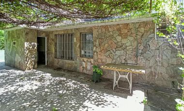 Casa para reciclar o demoler en amplio terreno en Granadero Baigorria