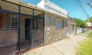 Casa para reciclar o demoler en amplio terreno en Granadero Baigorria