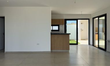 Duplex de 2 dormitorios en alquiler Quebrada de Manantiales, frente espacio verde