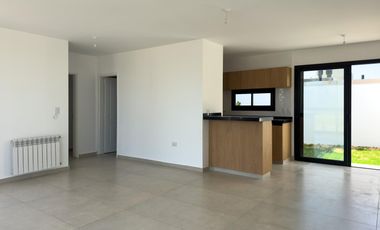 Duplex de 2 dormitorios en alquiler Quebrada de Manantiales, frente espacio verde