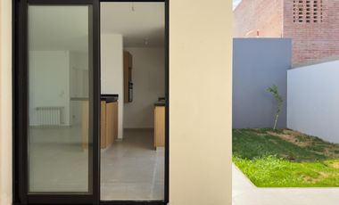 Duplex de 2 dormitorios en alquiler Quebrada de Manantiales, frente espacio verde