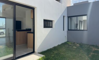 Duplex de 2 dormitorios en alquiler Quebrada de Manantiales, frente espacio verde