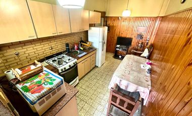 CASA 5 AMBIENTES SOBRE LOTE PROPIO Y LOCAL EN BARRACAS VENTA