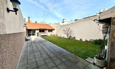 CASA 5 AMBIENTES SOBRE LOTE PROPIO Y LOCAL EN BARRACAS VENTA