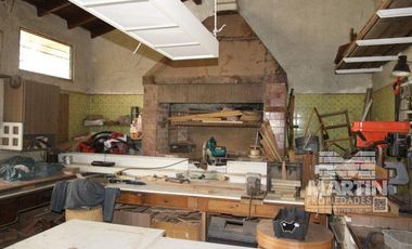 Casa sobre lote de 838 M2, con gran parque y pileta  - La Lucila, excelente ubicación