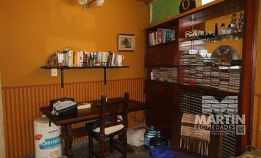 Casa sobre lote de 838 M2, con gran parque y pileta  - La Lucila, excelente ubicación