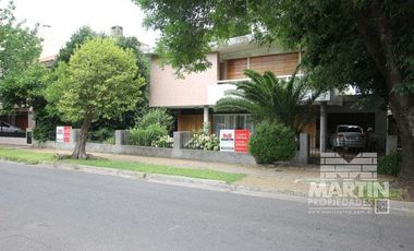 Casa sobre lote de 838 M2, con gran parque y pileta  - La Lucila, excelente ubicación