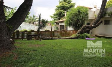 Casa sobre lote de 838 M2, con gran parque y pileta  - La Lucila, excelente ubicación