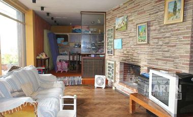 Casa sobre lote de 838 M2, con gran parque y pileta  - La Lucila, excelente ubicación