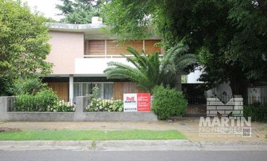 Casa sobre lote de 838 M2, con gran parque y pileta  - La Lucila, excelente ubicación