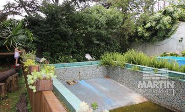 Casa sobre lote de 838 M2, con gran parque y pileta  - La Lucila, excelente ubicación