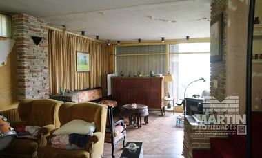 Casa sobre lote de 838 M2, con gran parque y pileta  - La Lucila, excelente ubicación