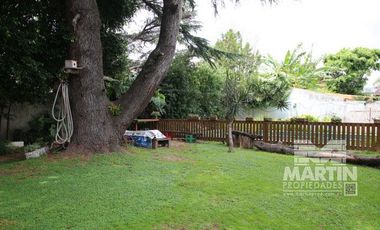 Casa sobre lote de 838 M2, con gran parque y pileta  - La Lucila, excelente ubicación