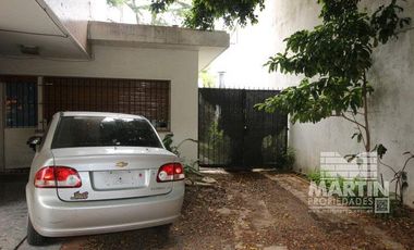 Casa sobre lote de 838 M2, con gran parque y pileta  - La Lucila, excelente ubicación