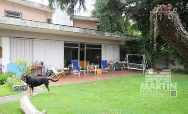 Casa sobre lote de 838 M2, con gran parque y pileta  - La Lucila, excelente ubicación