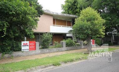 Casa sobre lote de 838 M2, con gran parque y pileta  - La Lucila, excelente ubicación