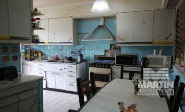 Casa sobre lote de 838 M2, con gran parque y pileta  - La Lucila, excelente ubicación