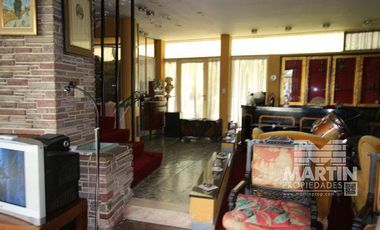 Casa sobre lote de 838 M2, con gran parque y pileta  - La Lucila, excelente ubicación