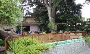 Casa sobre lote de 838 M2, con gran parque y pileta  - La Lucila, excelente ubicación