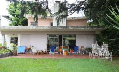 Casa sobre lote de 838 M2, con gran parque y pileta  - La Lucila, excelente ubicación